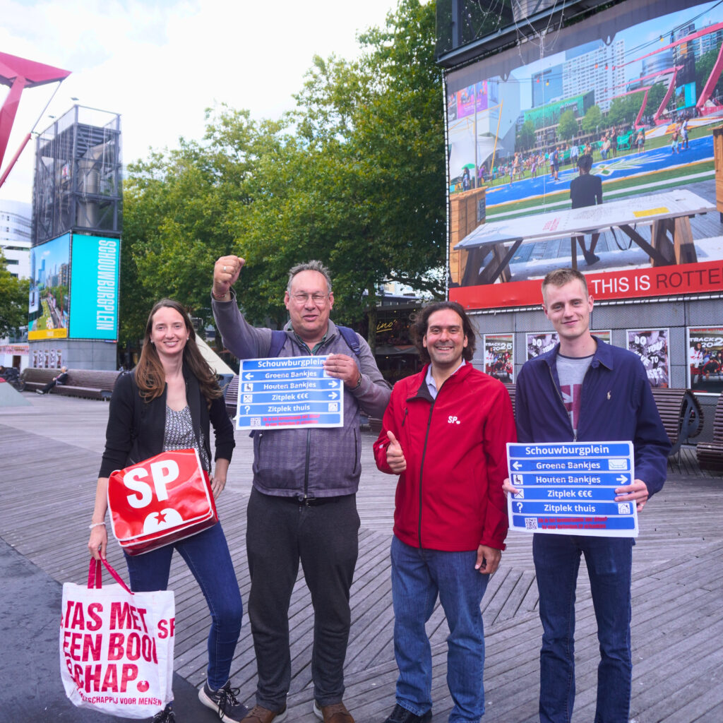 Schouwburgplein krijgt symbolische wegwijzer na verdwenen bankjes