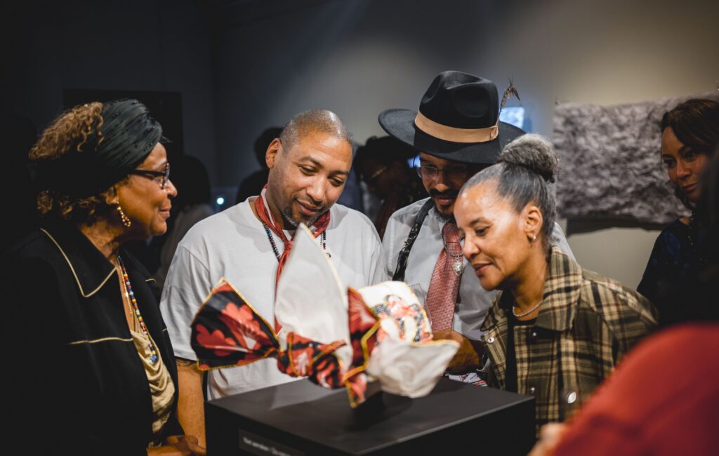 Nieuwe Afro-Surinaamse expositie in de Doelen Art geopend: Angisa Taki door Tailors & Wearers Nieuwe Afro-Surinaamse expositie in de Doelen Art geopend: Angisa Taki door Tailors & Wearers