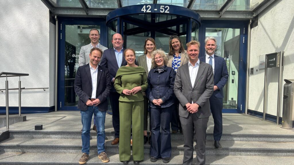 Burgemeester Schouten bij bezoek Duisport: versterking Duits-Nederlandse samenwerking in haven en energie Burgemeester Schouten bij bezoek Duisport: versterking Duits-Nederlandse samenwerking in haven en energie
