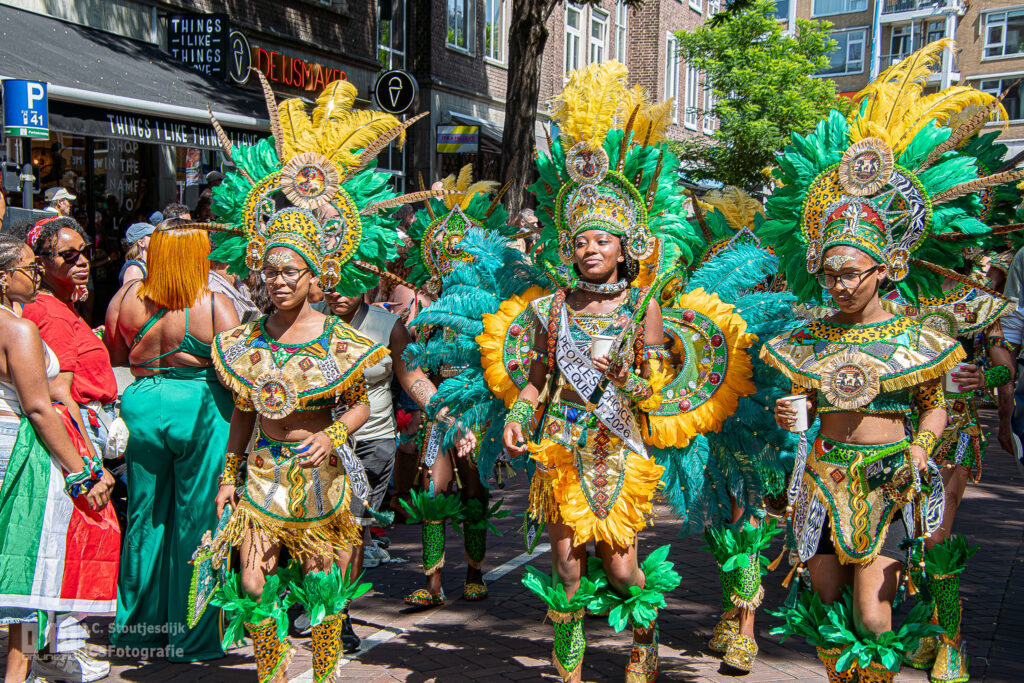 Kleurrijke Straatparade trekt duizenden bezoekers naar Rotterdam
