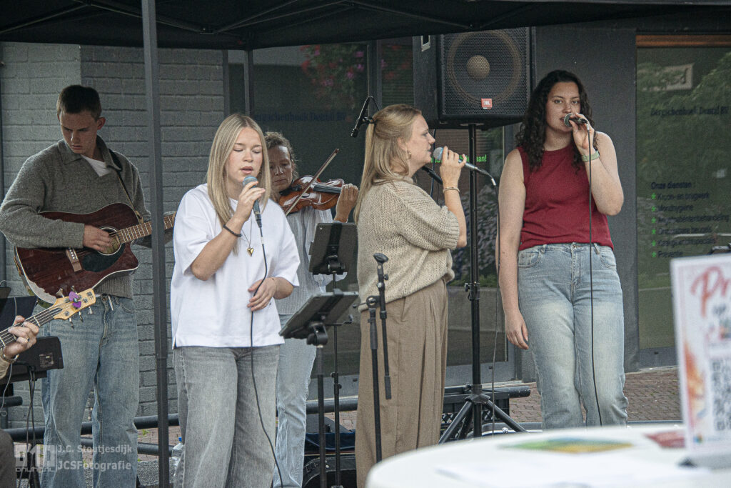 Praise-avond in Bergschenhoek brengt dorp samen